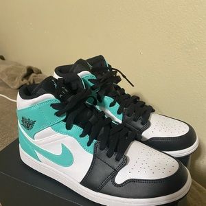 Jordan 1 Mid Tropical